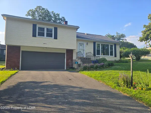 18 Woodcliff Drive, Dallas, PA 18612