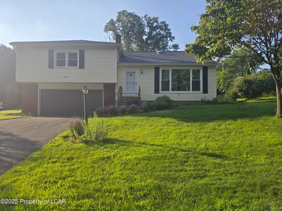 18 Woodcliff Drive, Dallas, PA 18612 - Image #2