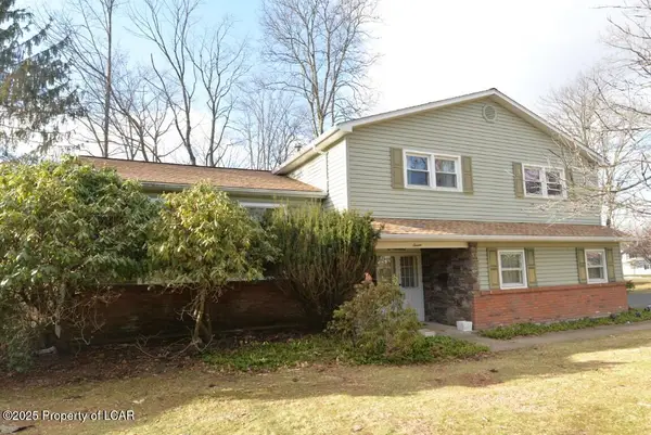 7 Village Green Circle, Mountain Top, PA 18707