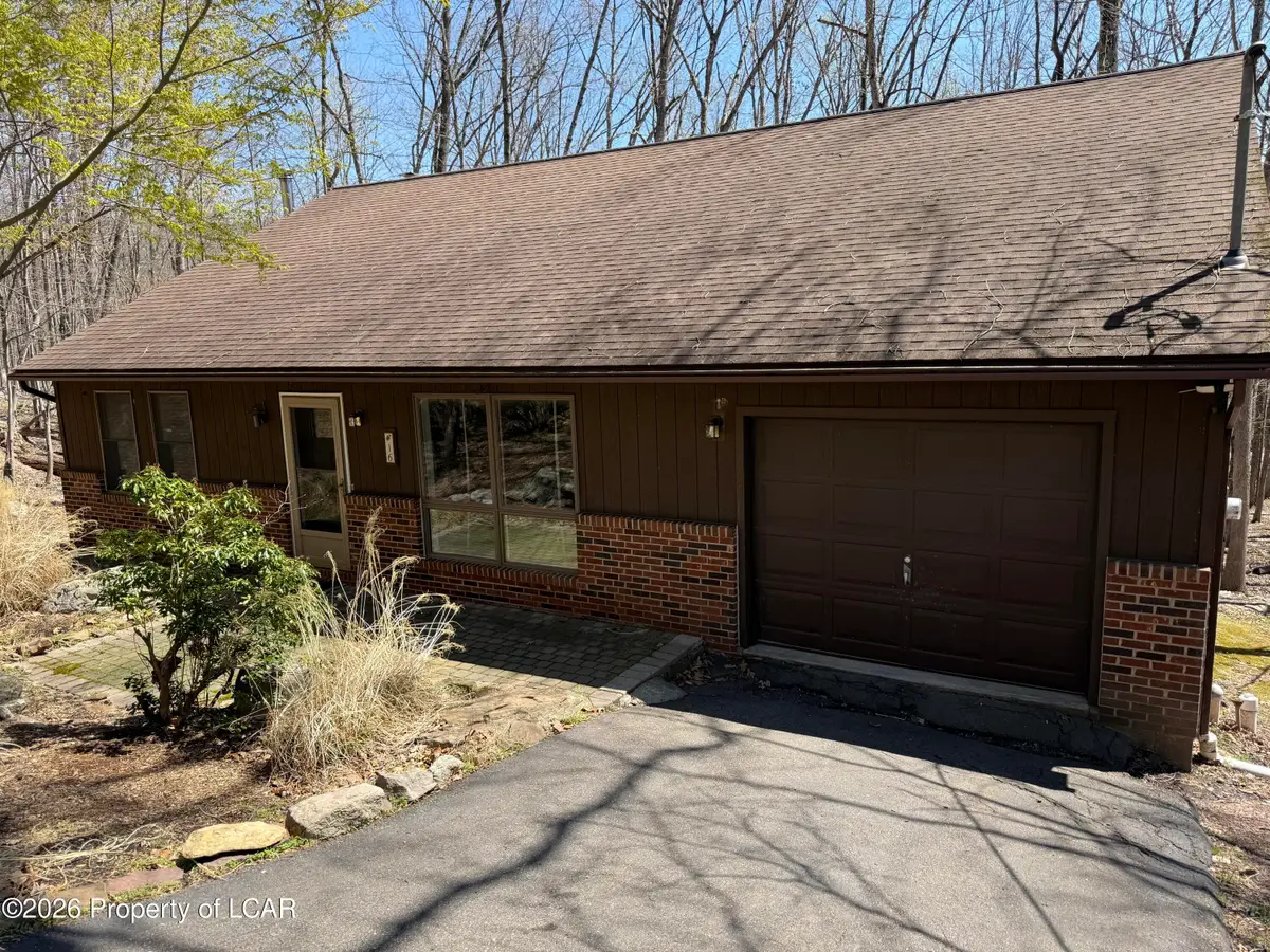 16 Iroquois Circle, Hazleton, PA 18202 - #1