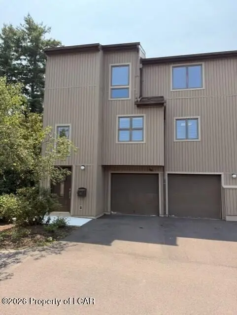 611 Old Meadows Avenue, Dallas, PA 18612