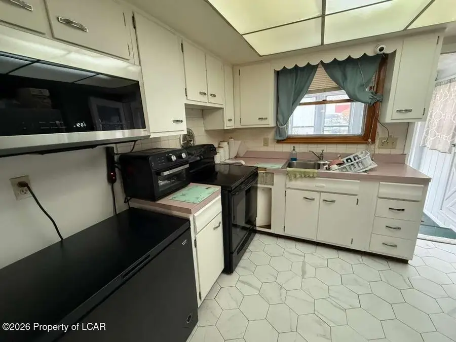 424 Kiefer Avenue, Hazleton, PA 18201 - Image #2