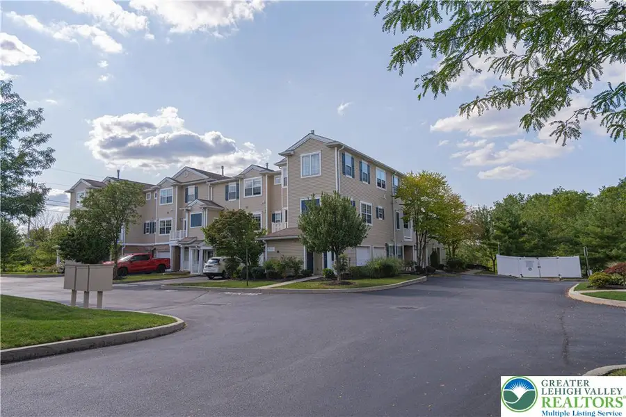 946 Nittany Court, South Whitehall Township, PA 18104 - Image #2