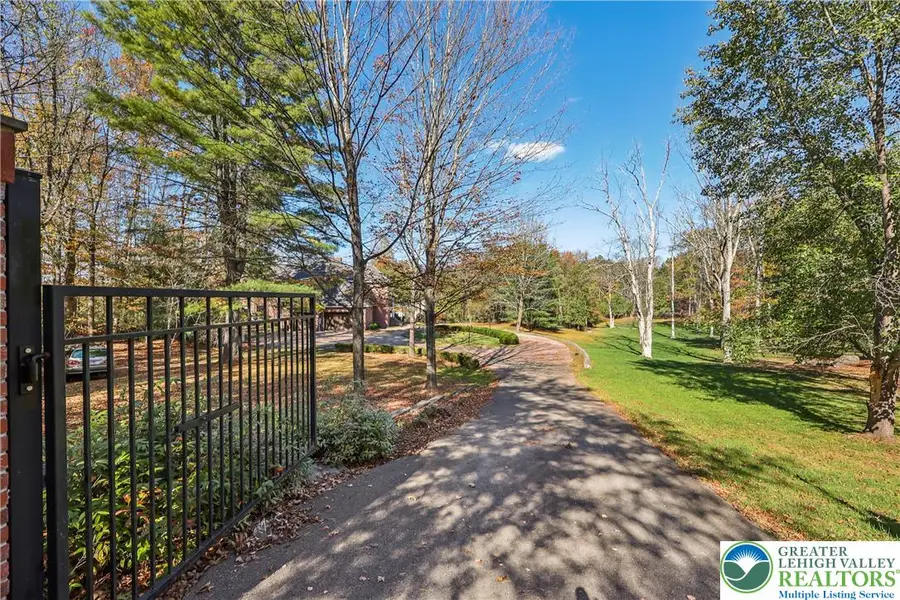 441 Hidden Lake Drive, Middle Smithfield Township, PA 18302 - Image #2