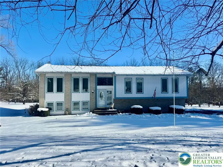 372 Oxford Circle, Moore Township, PA 18014 - Image #2