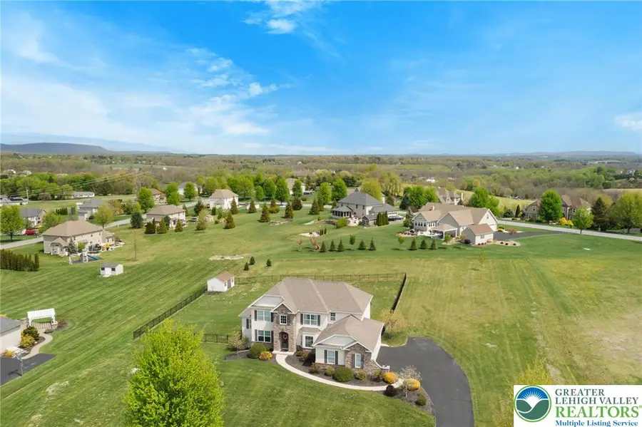 208 E Dell Road, Bushkill, PA 18014 - #2