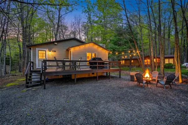 321 Stroud Court, Coolbaugh Twp, PA 18347