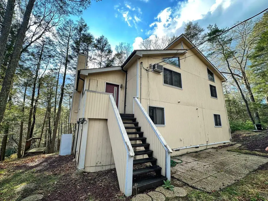 207 Manchester Drive, Bushkill, PA 18324 - Image #2