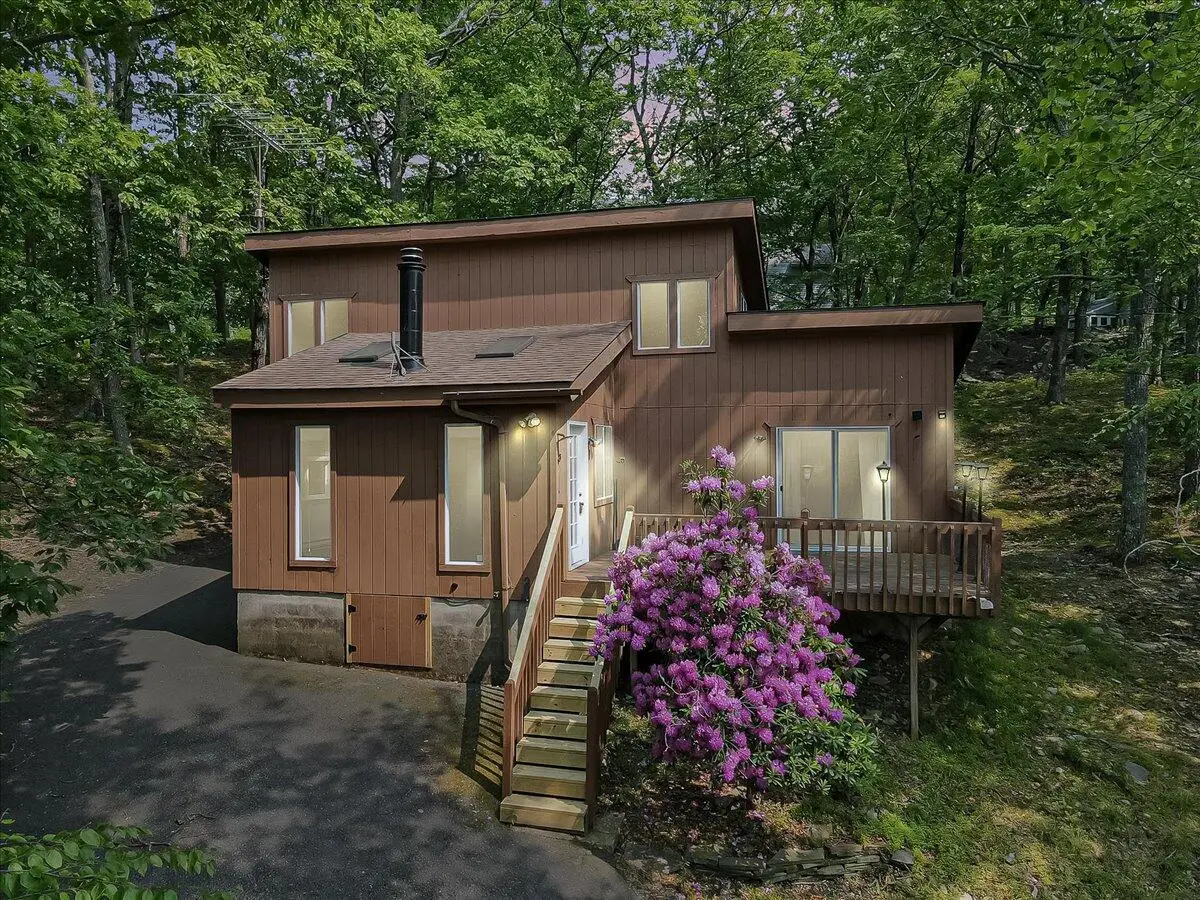 5015 Woodbridge Drive E, Bushkill, PA 18324 - Image #1