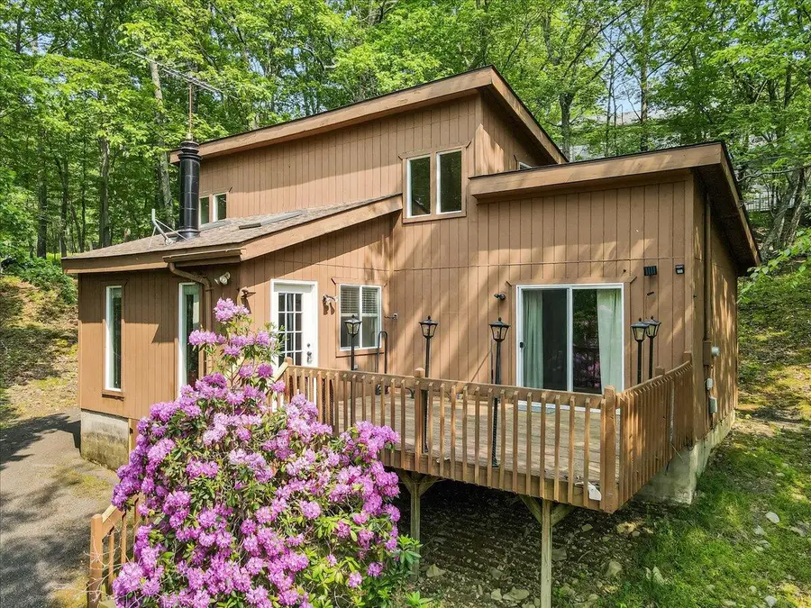 5015 Woodbridge Drive E, Bushkill, PA 18324 - Image #2