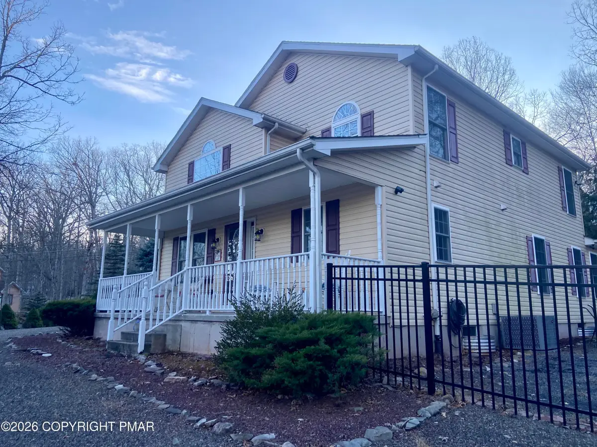 7004 Woodbridge Drive W, Bushkill, PA 18324 - Image #1