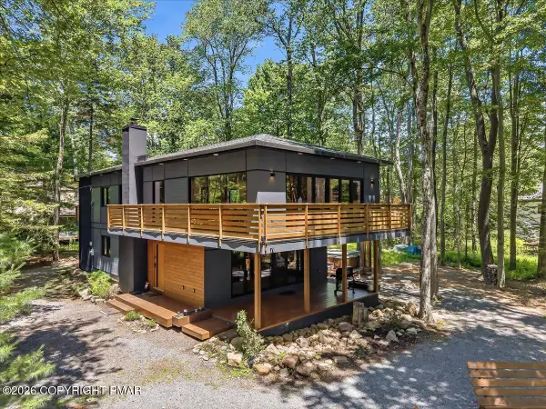 1142 Oakland Place, Pocono Pines, PA 18350