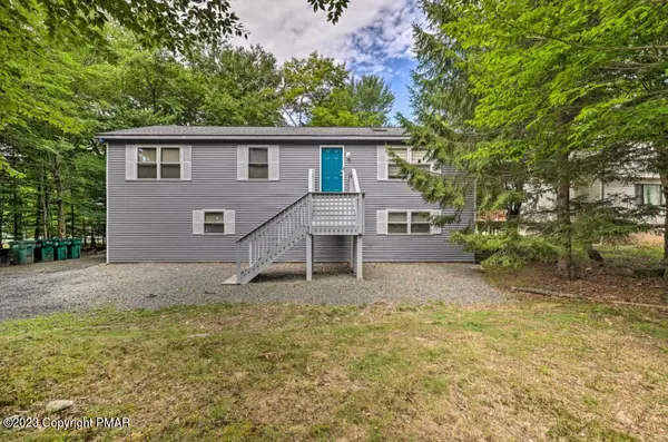 327 Country Place Drive, Tobyhanna, PA 18466