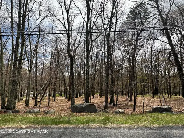 28 Pine Ridge Drive E, Bushkill, PA 18324
