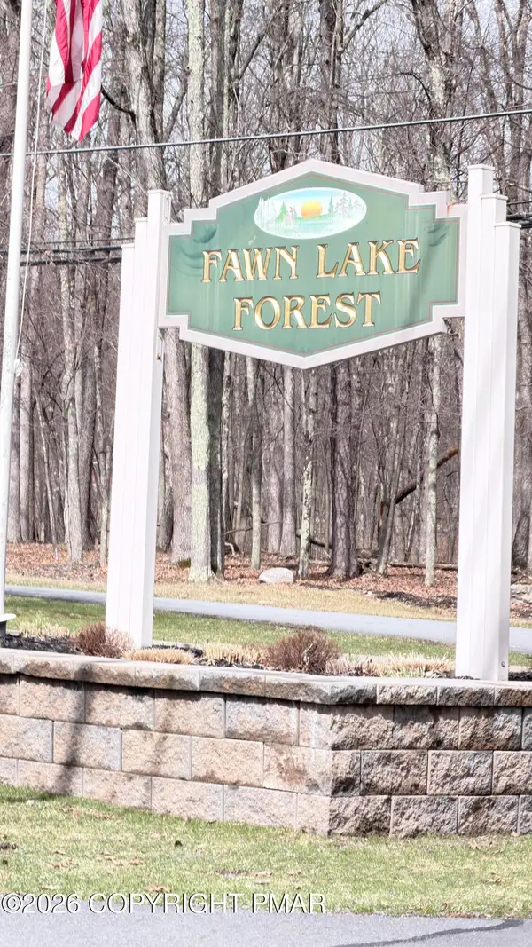 White Tail Circle, Lackawaxen, PA 18435