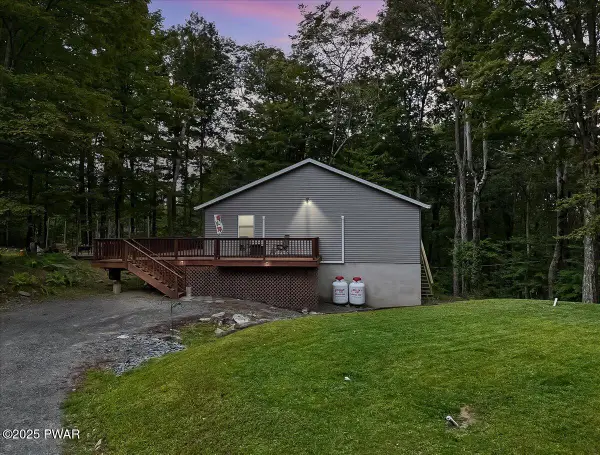 108 Falcon Crest, Greentown, PA 18426