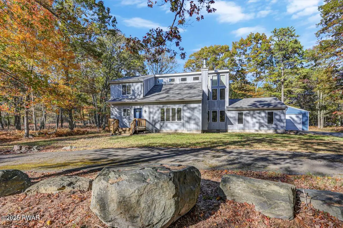 2124 Oaktree Ln, Bushkill, PA 18324 - Image #1