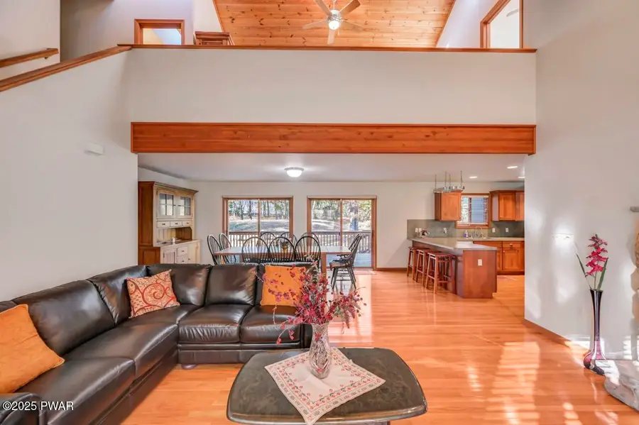 2124 Oaktree Ln, Bushkill, PA 18324 - Image #2