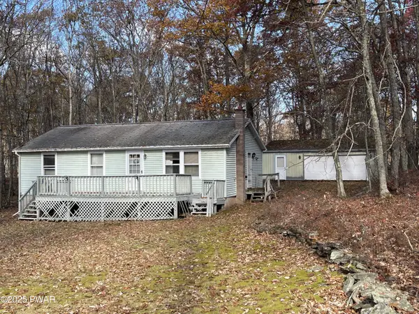 7 Oak Mountain Dr Drive, Hawley, PA 18428