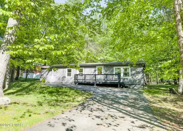 14 Chipmunk Trl, Hawley, PA 18428