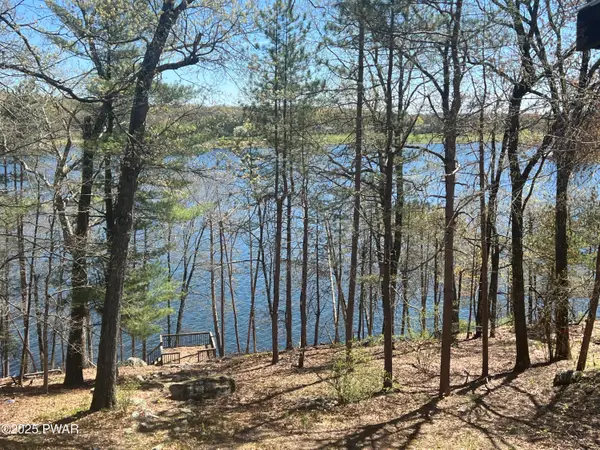 129 Waterview Drive, Lords Valley, PA 18428