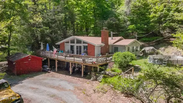 240 W Shore Drive, Hawley, PA 18428