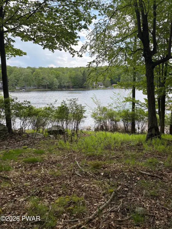 1 E 13 E Shore Drive, Hawley, PA 18428