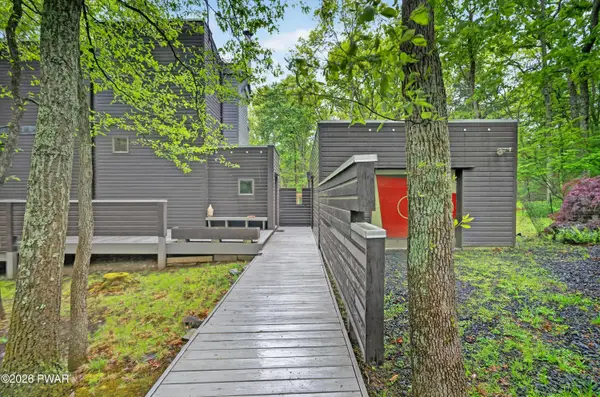 220 Kinsale Lane, Dingmans Ferry, PA 18328