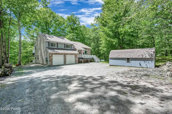 14 W Lakeside Drive, Lakeville, PA 18438