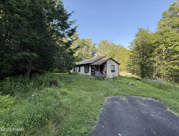120 Hemlock Terrace S, Greentown, PA 18426