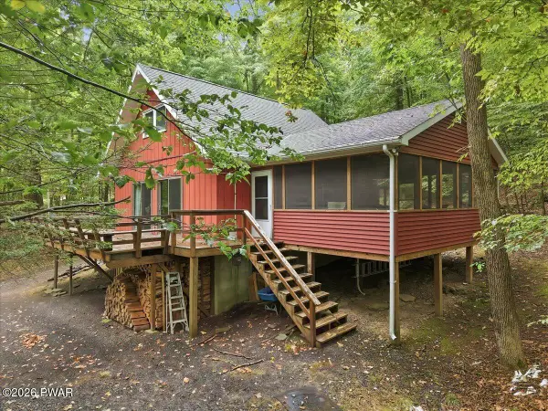 110 W Shore Drive, Hawley, PA 18428