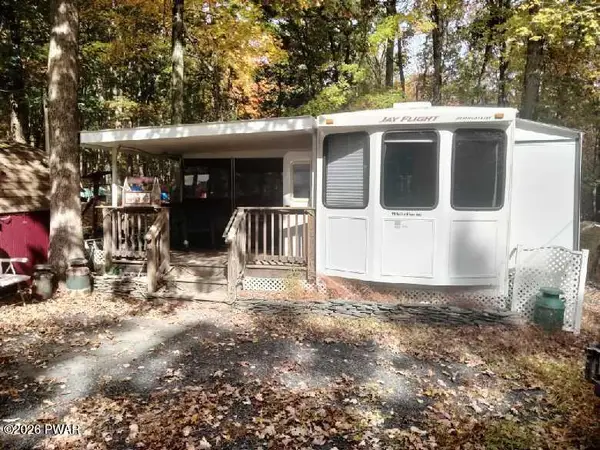 105 Village Lane N, Milford, PA 18337