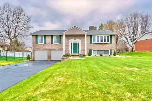 221 Roxbury Dr, Hempfield Twp, PA 15601