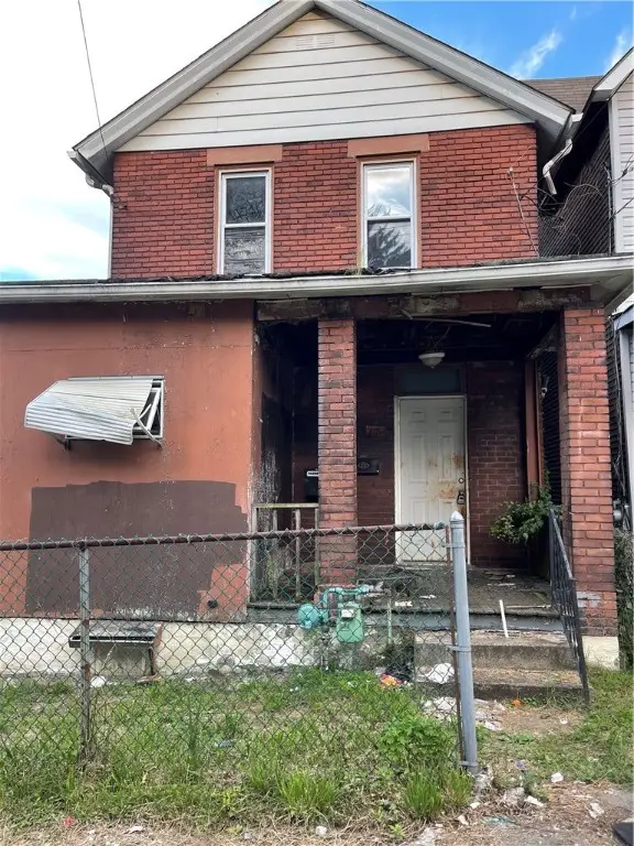 805 Oak St, Duquesne, PA 15110