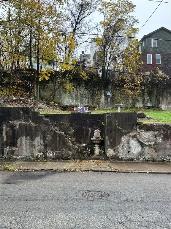 932 E Warrington Ave, Arlington, PA 15210