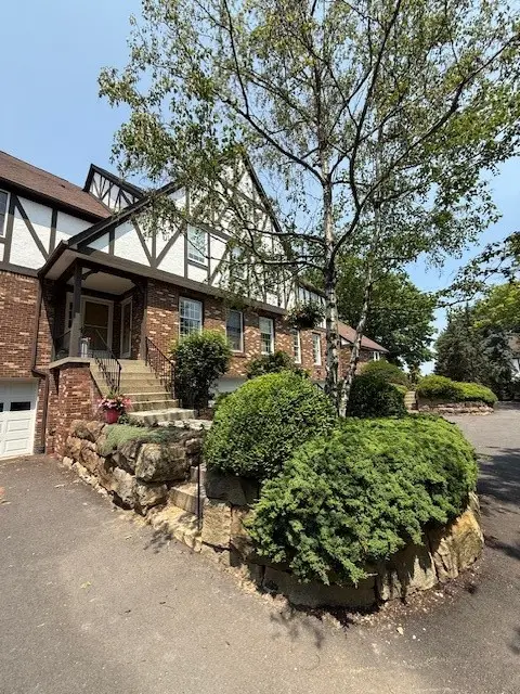 204 Thornberry Cir, Mount Lebanon Township, PA 15234 - Image #2