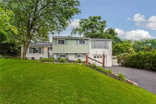 220 Aberdeen Dr, North Fayette, PA 15071