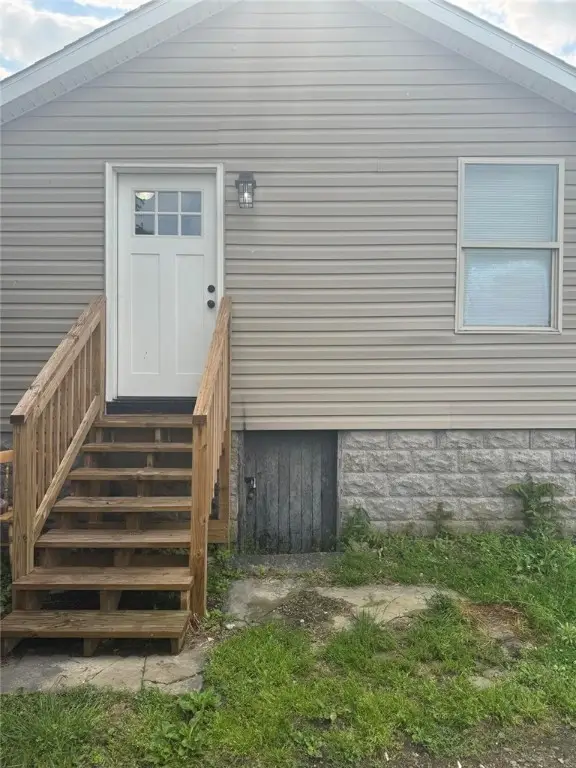 161 5th Ave, Sharon, PA 16146