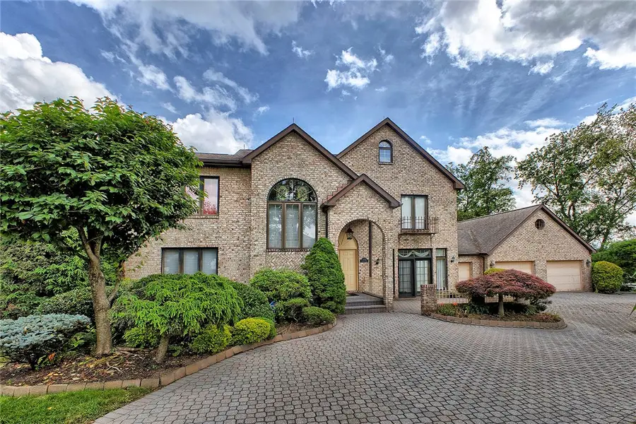 410 Lorenzo Ln, Hempfield, PA 15642 - Image #2