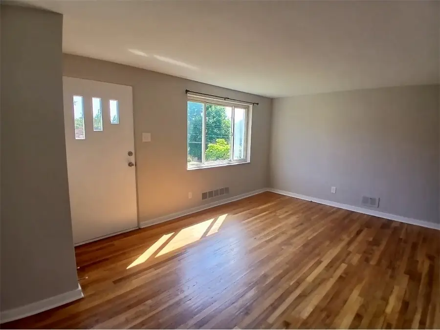 1422 Oak Dr, Castle Shannon, PA 15234 - Image #3