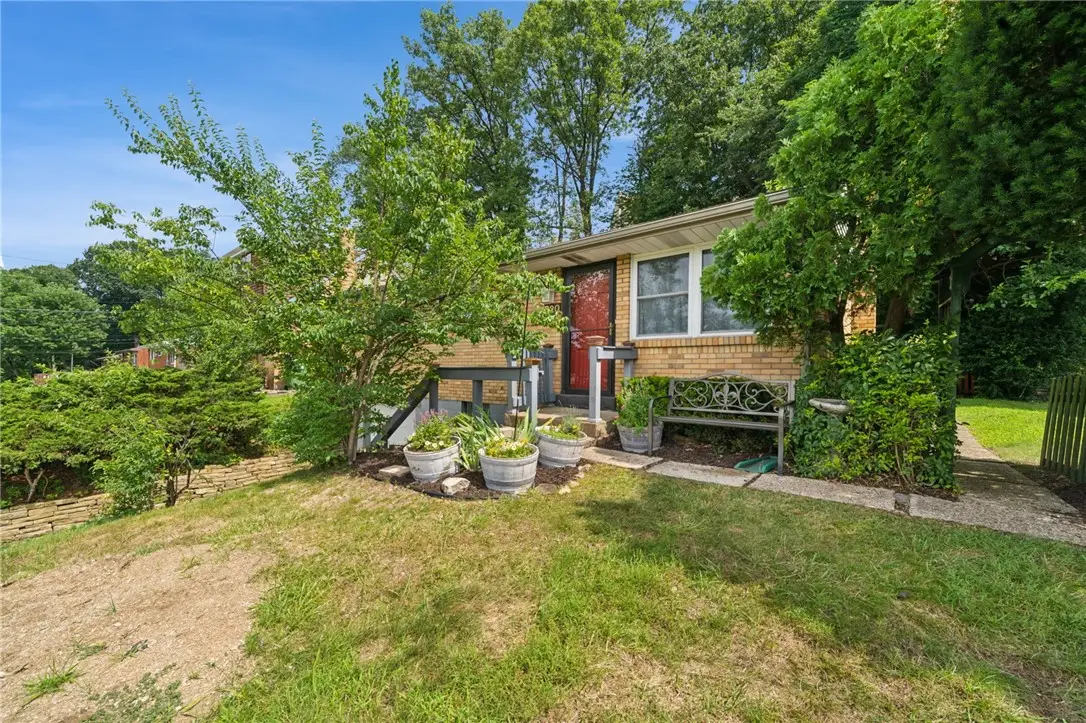 820 Maplewood Dr, Castle Shannon, PA 15234 - #1