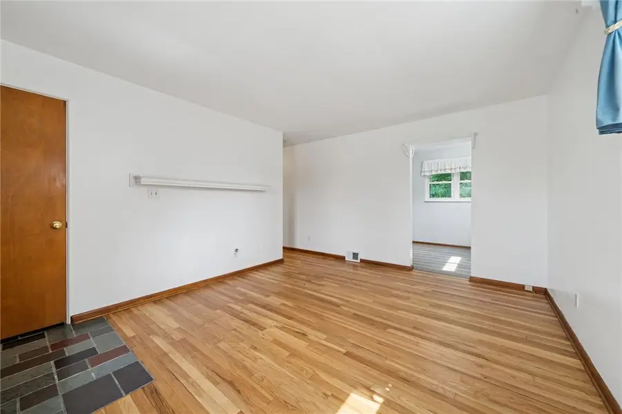 820 Maplewood Dr, Castle Shannon, PA 15234 - #3