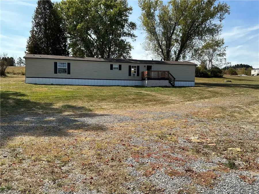 4053 Pioneer Lake Rd, Upper Moreland, PA 15724 - Image #2