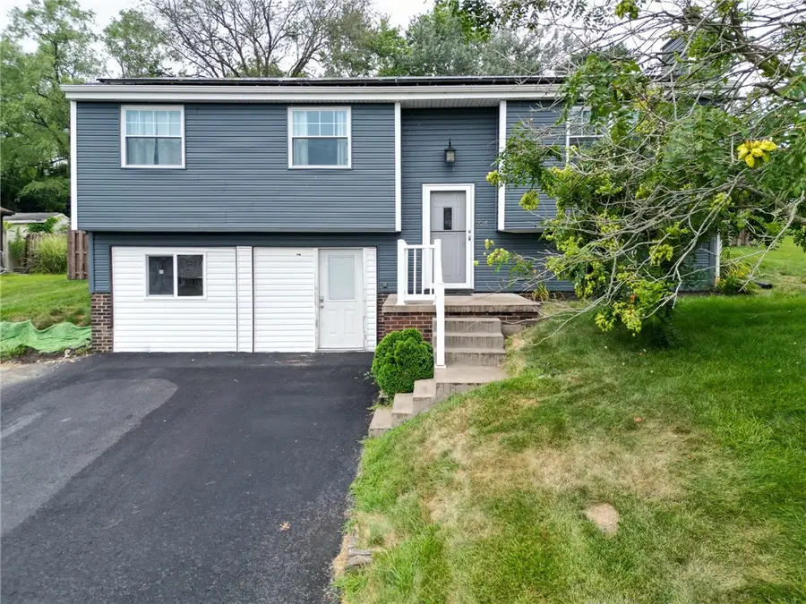 325 Sunridge Dr, Economy, PA 15042 - Image #2