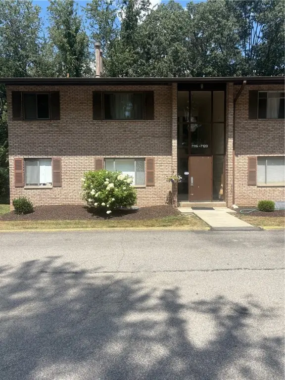 7116 Sanlin Dr, Moon Township, PA 15108 - Image #2