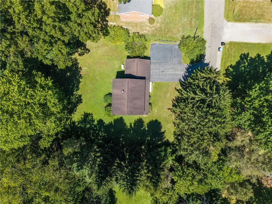 450 Greenwood Dr, Hermitage, PA 16148 - #2