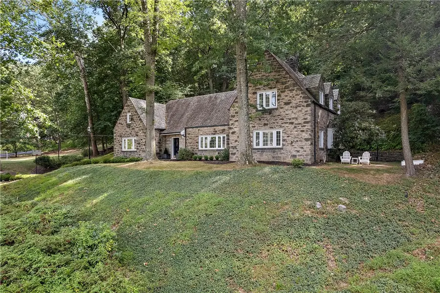 714 Irwin Dr, Edgeworth, PA 15143 - Image #2