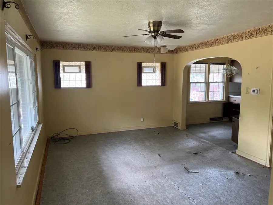 713 Shady Ln, West Mifflin, PA 15122 - Image #2