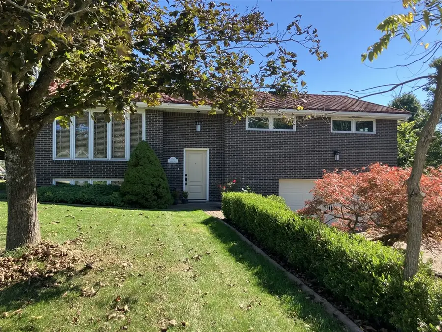 2261 Thomas Dr, North Huntingdon, PA 15642 - Image #2