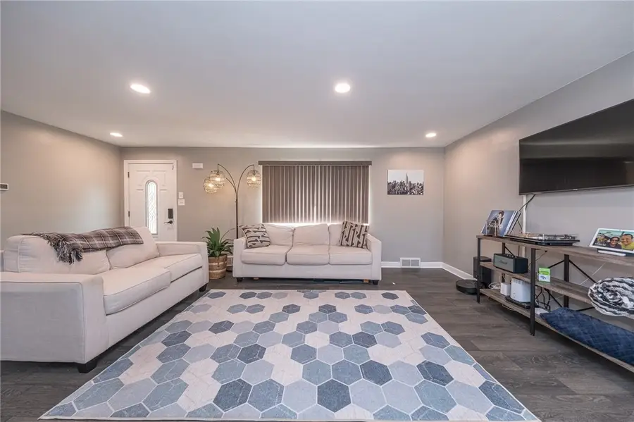 401 Macbeth Dr, Penn Hills, PA 15235 - Image #2